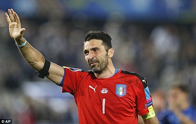 Buffon bật khóc sau khi thua Đức ở loạt đá luân lưu cân não