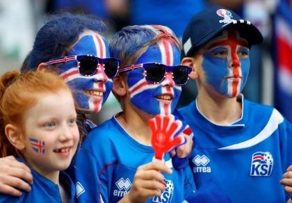 Fan Iceland phải mua áo cổ vũ từ Anh trong trận gặp Pháp