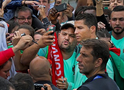 Cristiano Ronaldo chụp ảnh 'tự sướng' với fan trước trận gặp xứ Wales