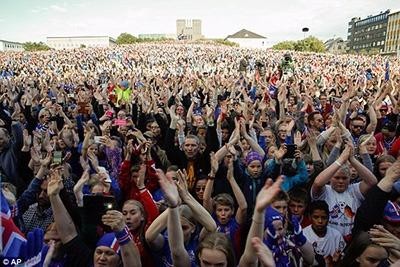 Người dân Iceland đón đội bóng trở về như những người hùng