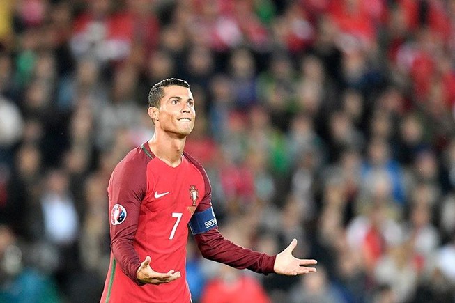 Andre Gomes mong chờ Ronaldo nhả đạn