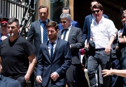 Chủ tịch Barcelona lo 'sốt vó' vì sợ mất Messi