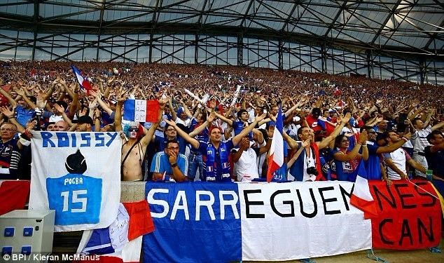 Ngạc nhiên khi tuyển Pháp ăn mừng theo kiểu tuyển Iceland