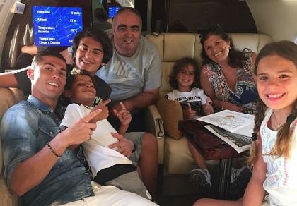 Ronaldo thuê máy bay đi chơi với gia đình sau chấn thương