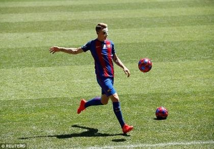 Lucas Digne ra mắt Barca với chiếc mũi gãy