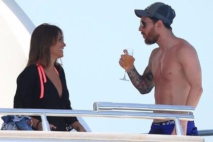Fan 'cuồng' bơi vượt biển để được chụp ảnh cùng Lione Messi