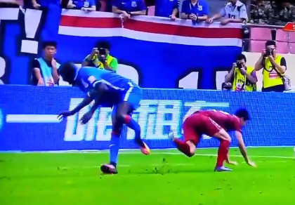 Kinh hoàng pha bóng làm gãy chân đối phương ở giải bóng đá nhà nghề Trung Quốc