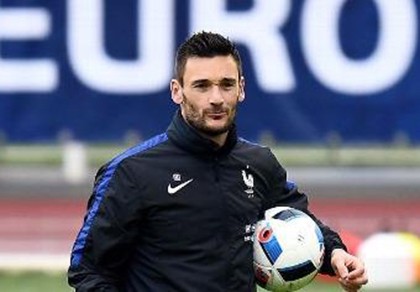 Hugo Lloris buồn bã tưởng nhớ nạn nhân bị khủng bố
