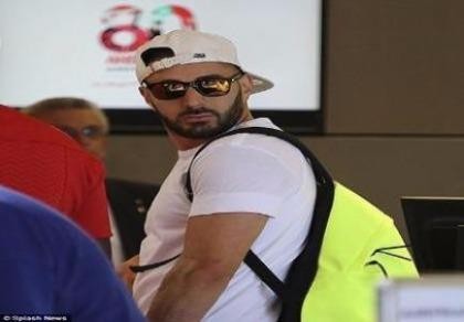 Karim Benzema... choáng váng khi gặp fan cuồng