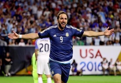 Vừa bán Pogba, Juventus mua Gonzalo Higuain với giá kỷ lục