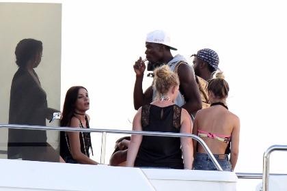 Pogba giải thích việc hút thuốc lá với 'siêu cò' Raiola