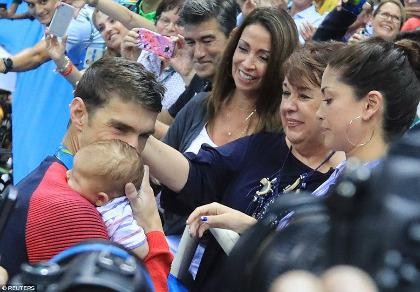 Michael Phelps hôn con trai bé bỏng mừng chiếc HCV thứ 21