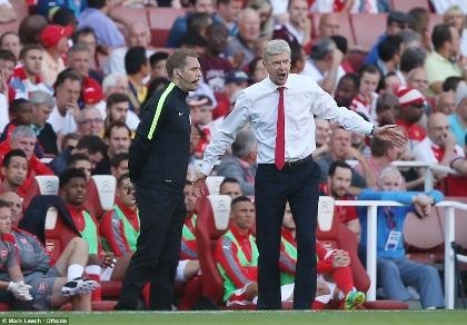 Thua trận, thiệt người, HLV Arsene Wenger bị chỉ trích nặng nề