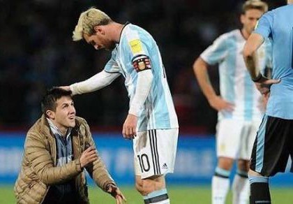 Fan cuồng nhào vào sân... vái lạy Messi