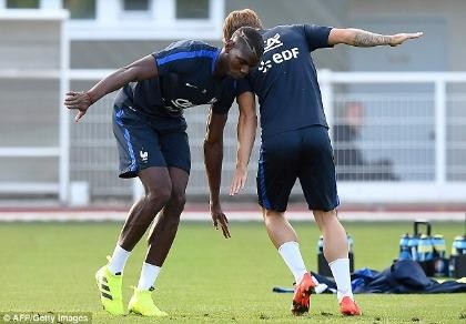 Paul Pogba trêu đùa Antoine Griezmann trong buổi tập của tuyển Pháp
