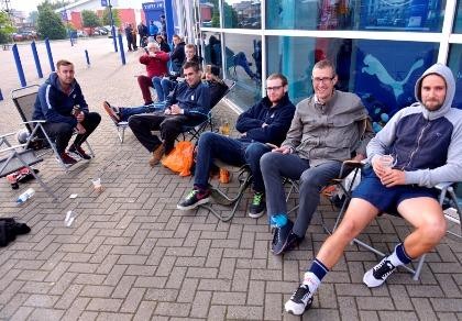 Fan Leicester xếp hàng 14 giờ để mua một vé xem Champions League