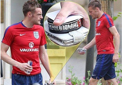 Jamie Vardy mang chất... kích thích đến sân tập?