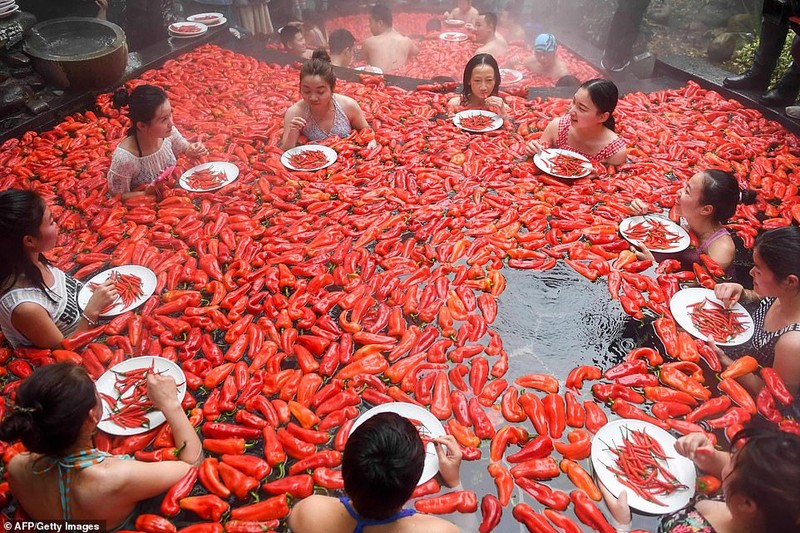 'Vua ớt' Trung Quốc, 1 phút ăn 20 quả ớt - ảnh 1