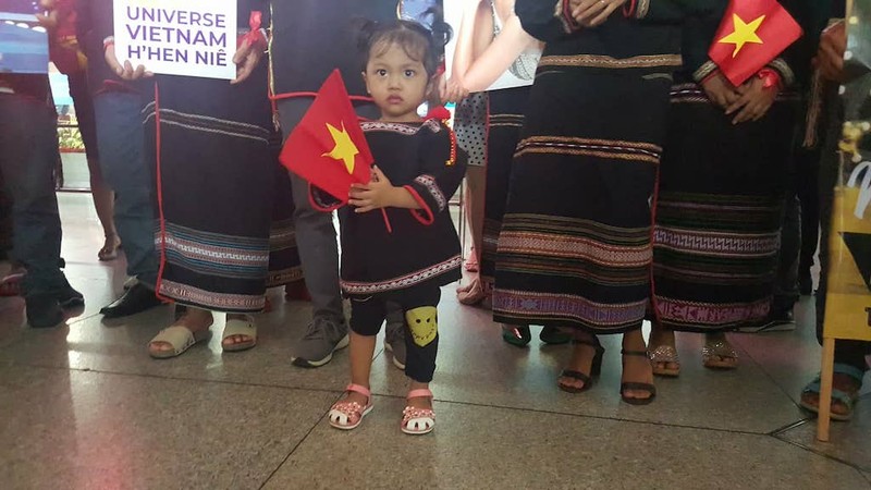 Bà con Ê Đê ở buôn làng đến sân bay đón H'Hen Niê - ảnh 3