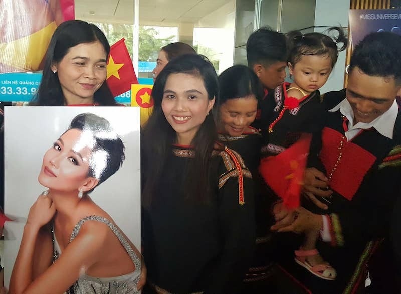 Bà con Ê Đê ở buôn làng đến sân bay đón H'Hen Niê - ảnh 1