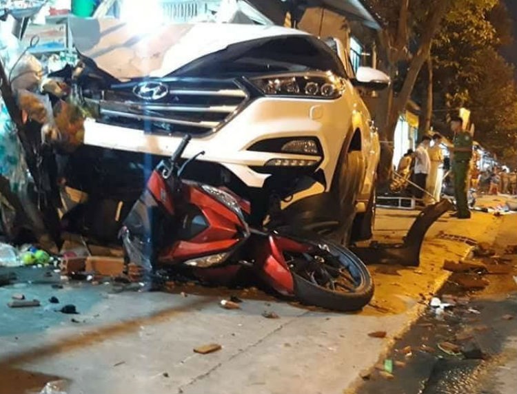 Ã tÃ´ lao vá»a hÃ¨ gÃ¢y tai náº¡n kinh hoÃ ng, 6 ngÆ°á»i thÆ°Æ¡ng vong - áº£nh 1