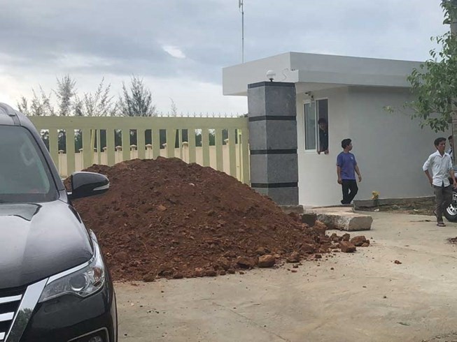 Dân lấp cổng ngăn nhà máy bột cá hoạt động vì hôi - ảnh 1