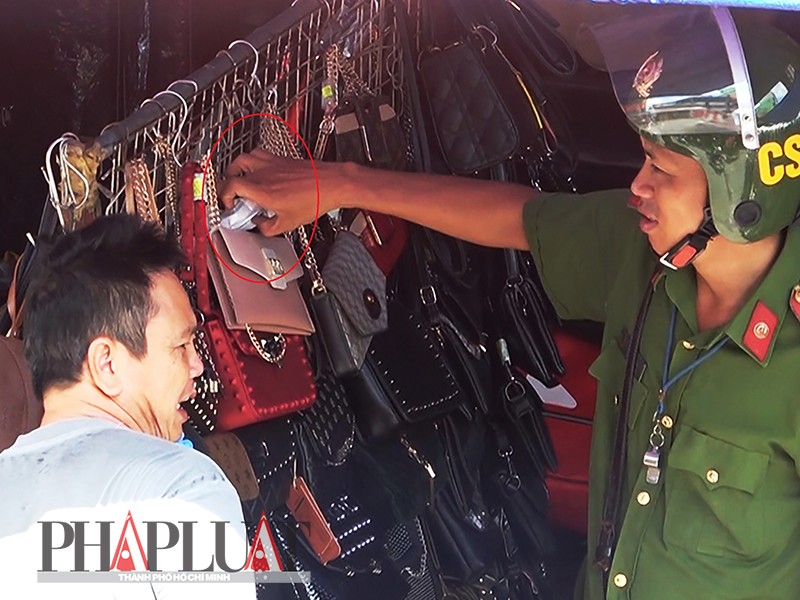 Chủ sạp giao những tờ giống tiền cho tổ cảnh sát