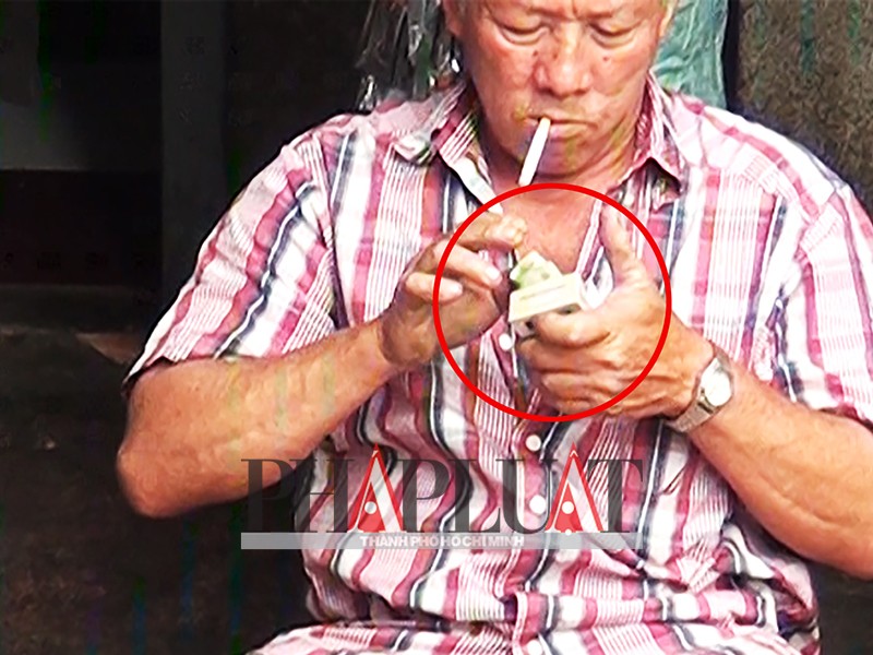 Chủ sạp giao những tờ giống tiền cho tổ cảnh sát - 1