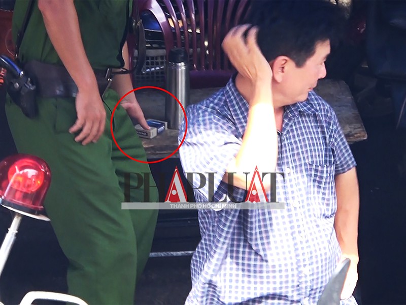 Chủ sạp giao những tờ giống tiền cho tổ cảnh sát - 3