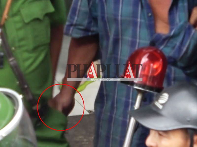 Chủ sạp giao những tờ giống tiền cho tổ cảnh sát - 4