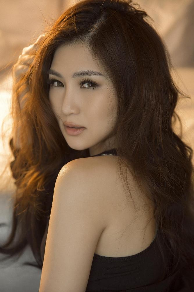 'Em gái mưa' Hương Tràm tung ảnh nóng bỏng tuổi 23 - ảnh 1
