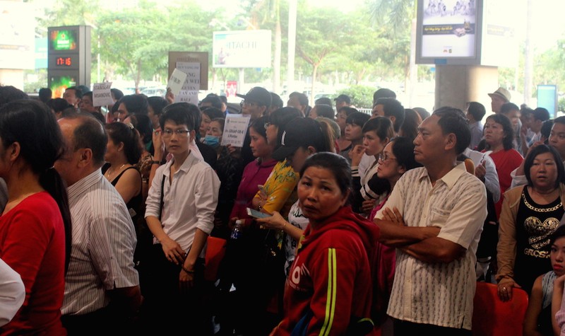 Sân bay Tân Sơn Nhất chiều cuối năm đông nghẹt - ảnh 4