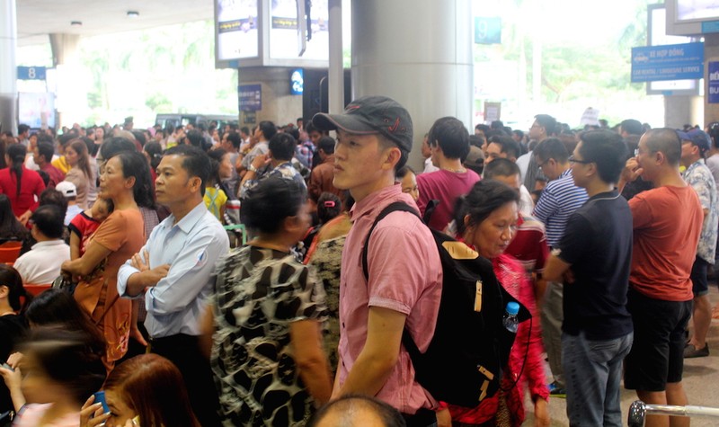 Sân bay Tân Sơn Nhất chiều cuối năm đông nghẹt - ảnh 5