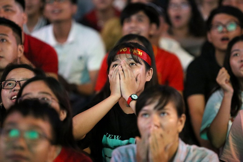 Cổ động viên thót tim xem Olympic Việt Nam làm nên lịch sử - ảnh 10