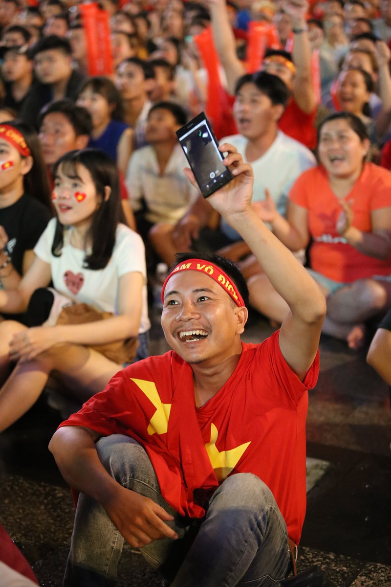 Cổ động viên thót tim xem Olympic Việt Nam làm nên lịch sử - ảnh 14