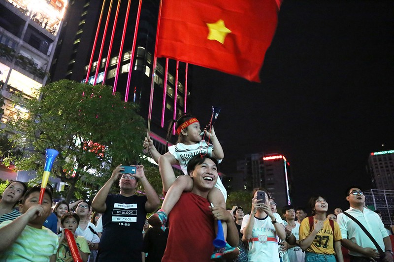 Cổ động viên thót tim xem Olympic Việt Nam làm nên lịch sử - ảnh 16