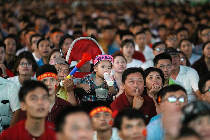 Cổ động viên thót tim xem Olympic Việt Nam làm nên lịch sử - ảnh 4