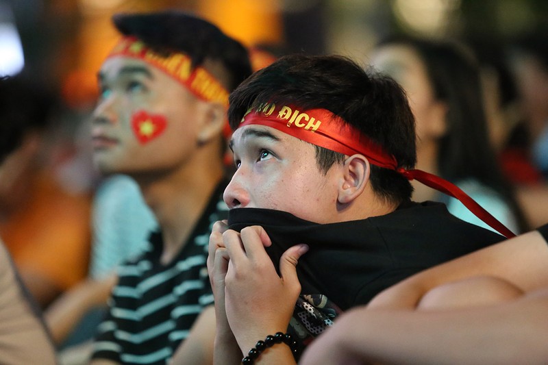 Cổ động viên thót tim xem Olympic Việt Nam làm nên lịch sử - ảnh 9