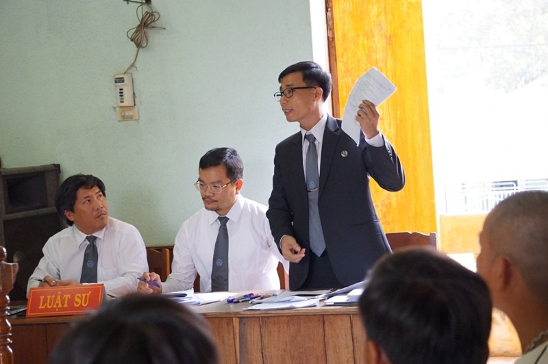 Tòa tuyên hủy án, cả phòng xử 'bùng nổ' - ảnh 2