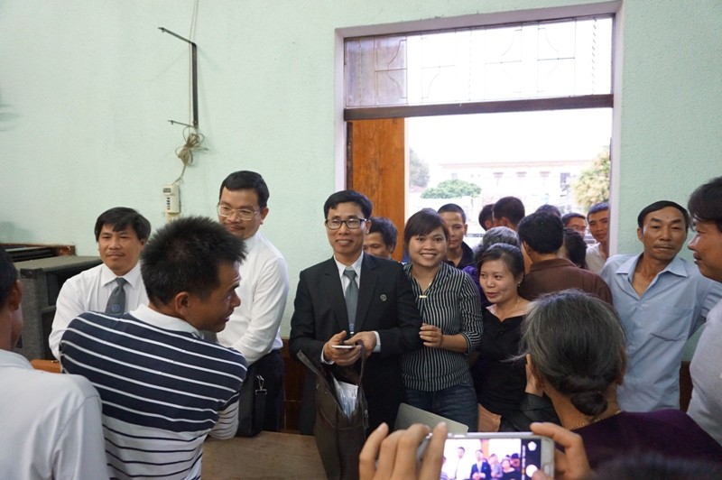 Tòa tuyên hủy án, cả phòng xử 'bùng nổ' - ảnh 3