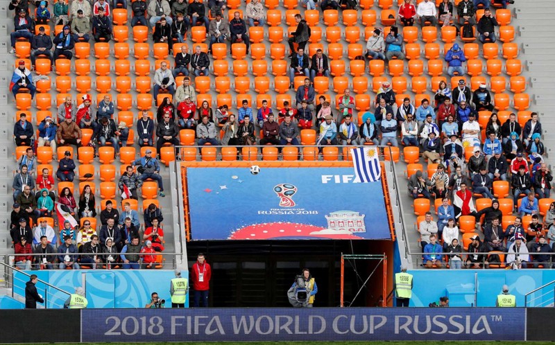 FIFA ước tính có khoảng 6.000 chỗ ngồi còn trống trên khán đài sân vận động Ekaterinburg. Ảnh: AP