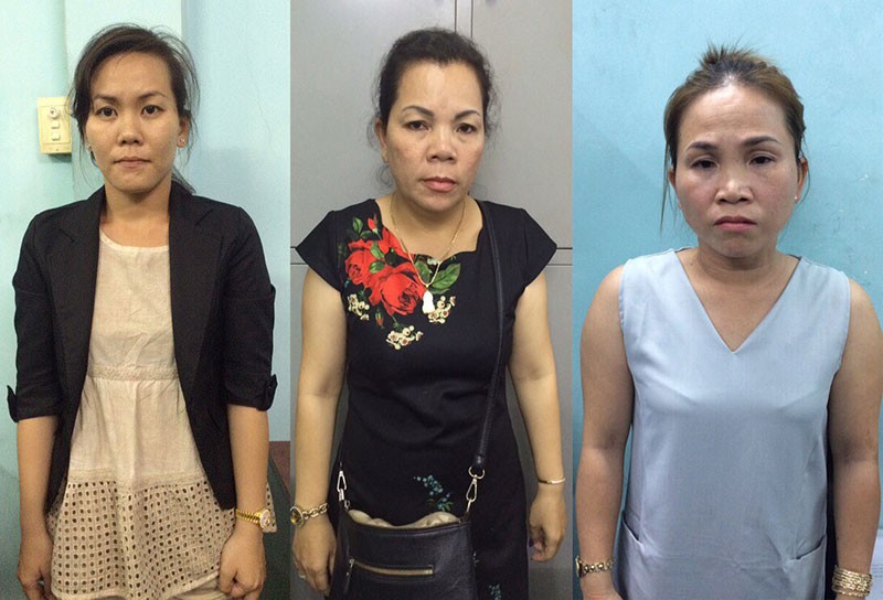 Nhóm phụ nữ móc túi ở đường hoa Nguyễn Huệ đêm 29 Tết - ảnh 1