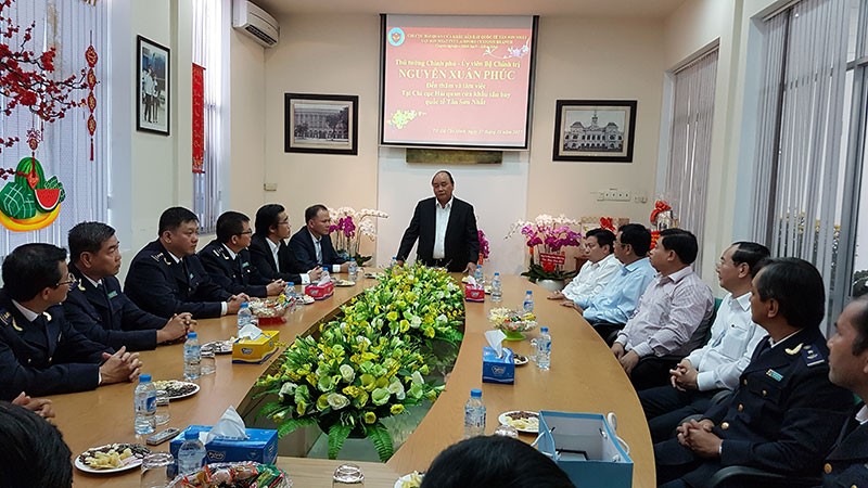 Thủ tướng thăm, kiểm tra ở hải quan Tân Sơn Nhất - ảnh 1