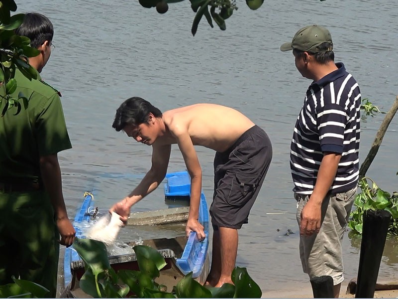 Ghe máy người dân bị lật khi hỗ trợ di chuyển thi thể - ảnh 2