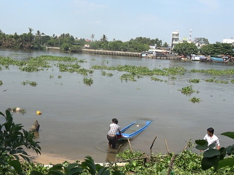 Ghe máy người dân bị lật khi hỗ trợ di chuyển thi thể - ảnh 1