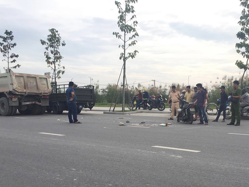 Nam thanh niên điều khiển xe máy va chạm với đuôi xe tải đang lưu thông cùng chiều, tử vong tại chỗ.