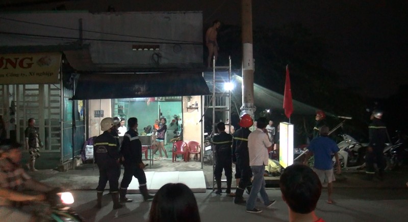 Người đàn ông nghi ngáo đá, khỏa thân leo nóc nhà