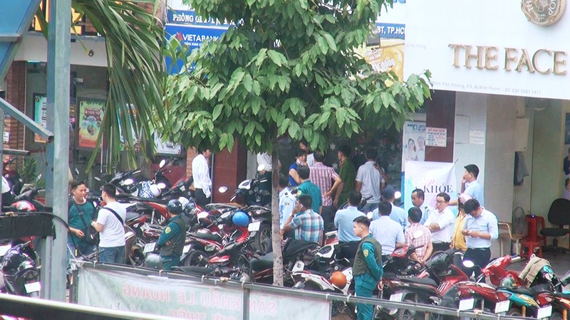 2 tên cướp ngân hàng ở Bình Thạnh lấy đi nhiều tiền mặt - ảnh 1