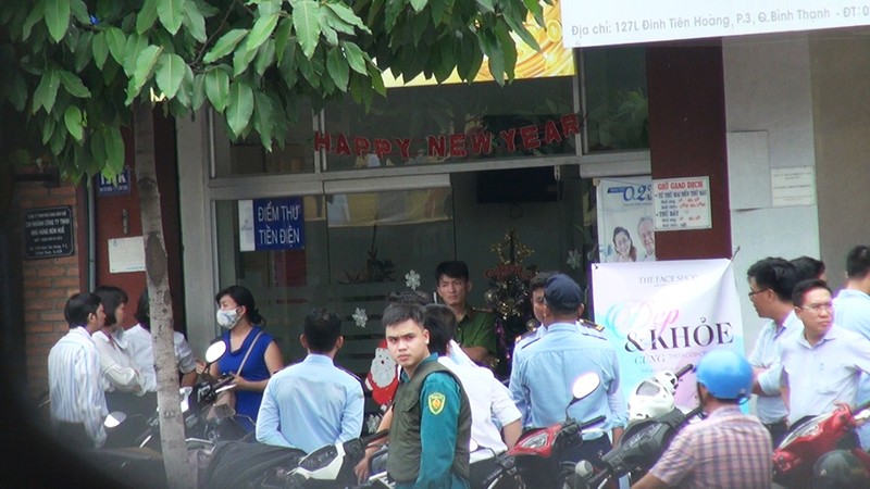2 tên cướp ngân hàng ở Bình Thạnh lấy đi nhiều tiền mặt - ảnh 2