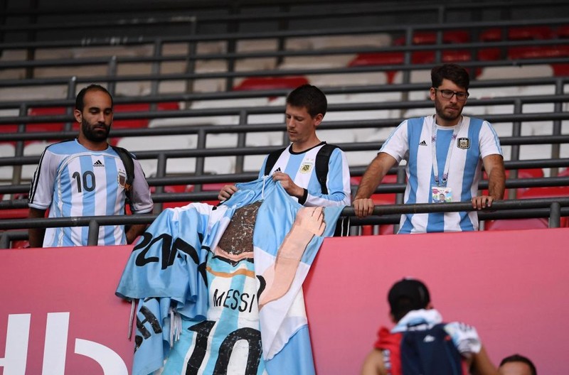 Fan khóc hết nước mắt vì Argentina và Messi chia tay World Cup - ảnh 12